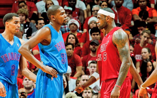 Kevin Durant e LeBron James frente a frente em partida da NBA