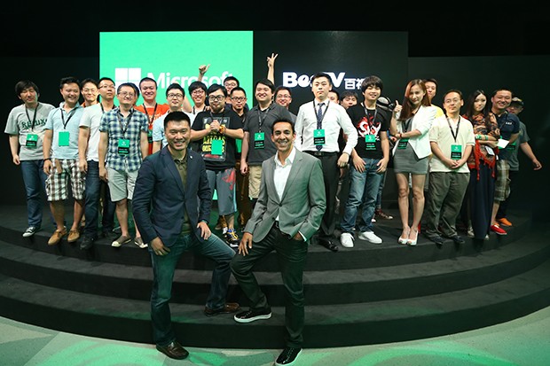 Fãs chineses comemoram  o lançamento do Xbox One no país, em 2014