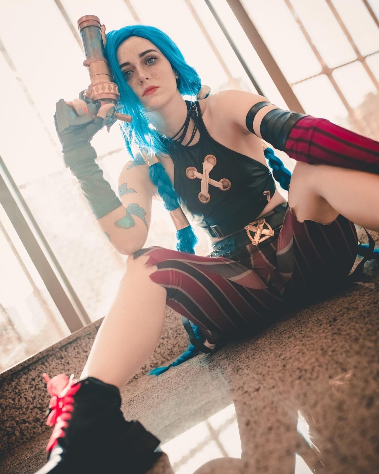 Cosplayer brasileira impressiona incrível cosplay da Jinx de League