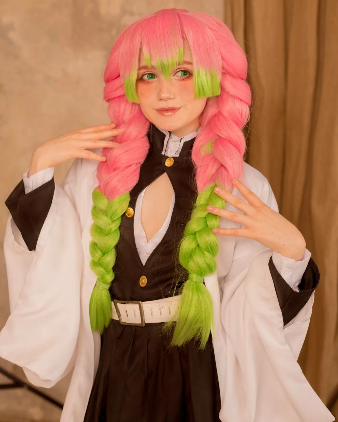 Modelo Neyrodesu Fez Um Encantador Cosplay Da Mitsuri De Demon Slayer