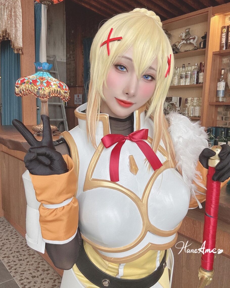 Modelo HaneAme Fez Um Encantador Cosplay Da Darkness De Konosuba