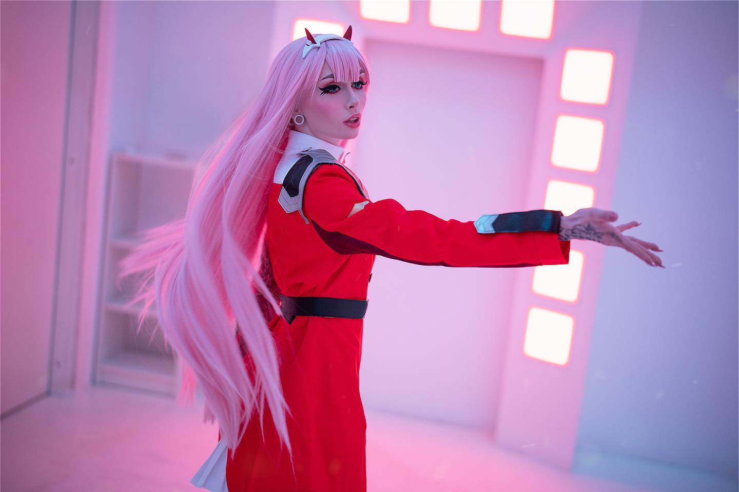 Modelo Kawabarker Cos Fez Um Instigante Cosplay Da Zero Two De Darling