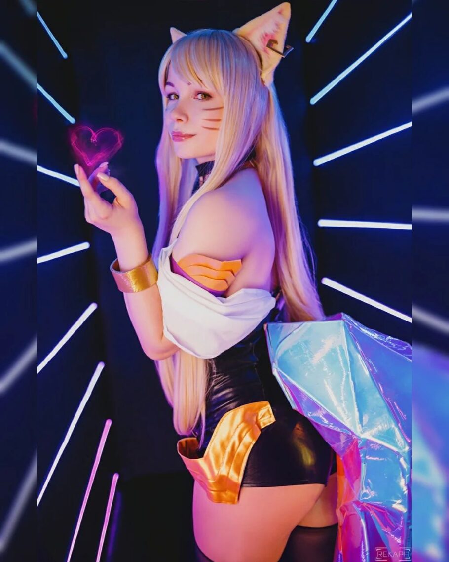 Modelo Kitsudere Cria Um Apaixonante Cosplay Da Ahri De League Of