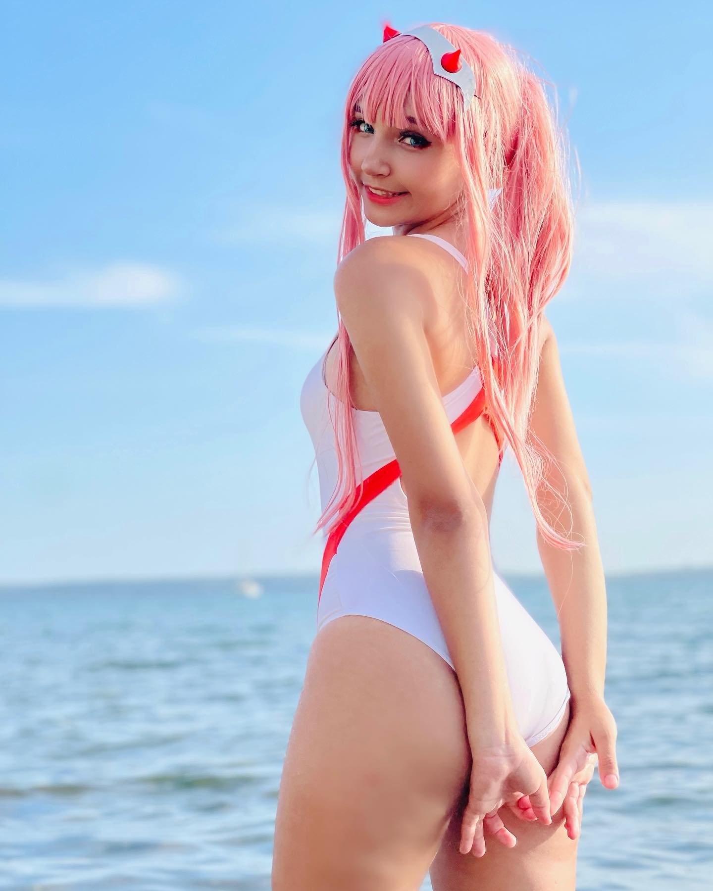 Modelo Amai Lau Fez Um Ousado Cosplay Da Zero Two De Darling In The