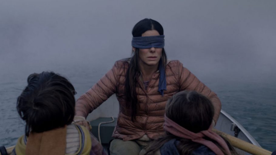 Diretora de Bird Box explica as diferenças entre o final do livro e do filme