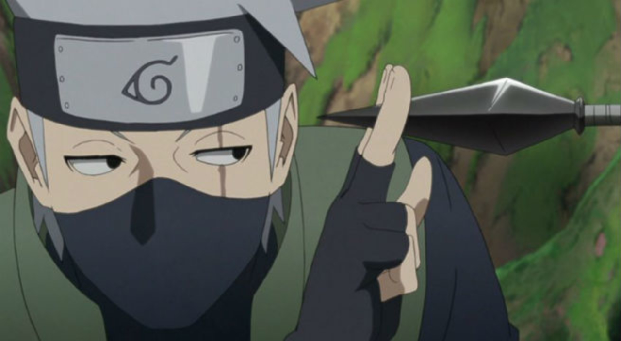 Qual a aparência do rosto de Kakashi sob a máscara e como foi revelado?