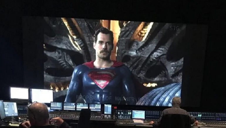 Imagem vazada de Liga da Justiça mostra Henry Cavill de bigode