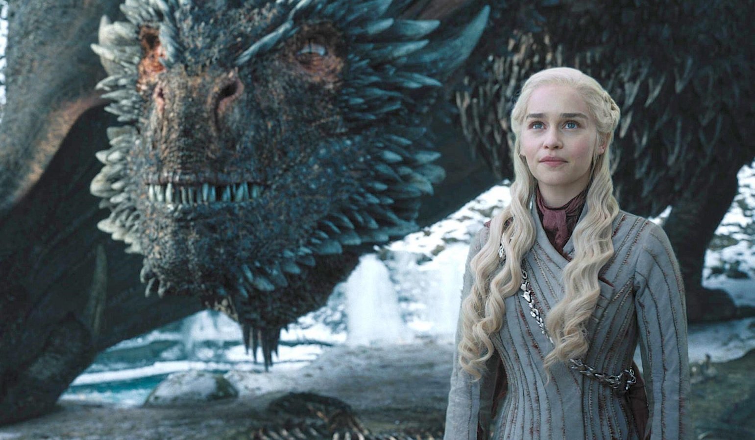 Emilia Clarke revela que gostaria de ter levado para casa apenas um objeto do set de Game of Thrones