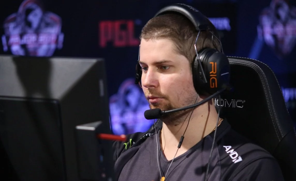 Dennis, ex-jogador da NIP, pode ser o substituto de Coldzera