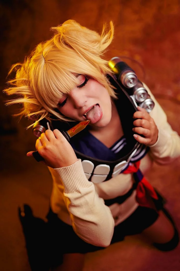 Fã de My Hero Academia recria a personagem Toga Himiko em cosplay incrível Critical Hits