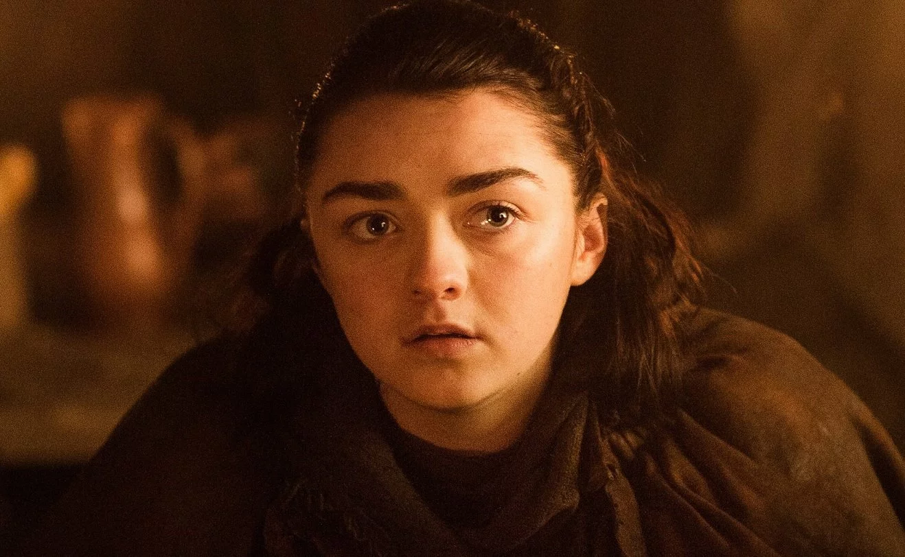 Maisie Williams precisou utilizar um cinto para ‘achatar’ os seios enquanto interpretava Arya em Game of Thrones