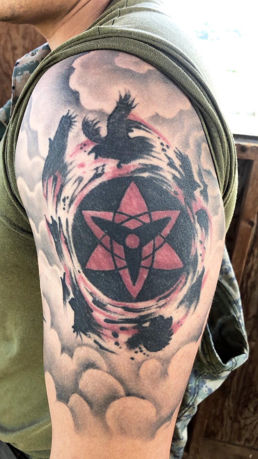 Fã de Naruto viraliza com incrível tatuagem de Itachi - Critical Hits