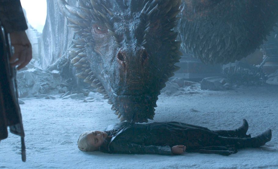 Showrunners de Game of Thrones revela para onde Drogon levou o corpo de Daenerys