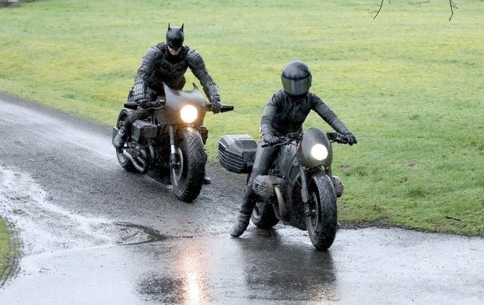 Novas imagens de bastidores mostram o uniforme completo do Batman e a sua 'Batmoto'