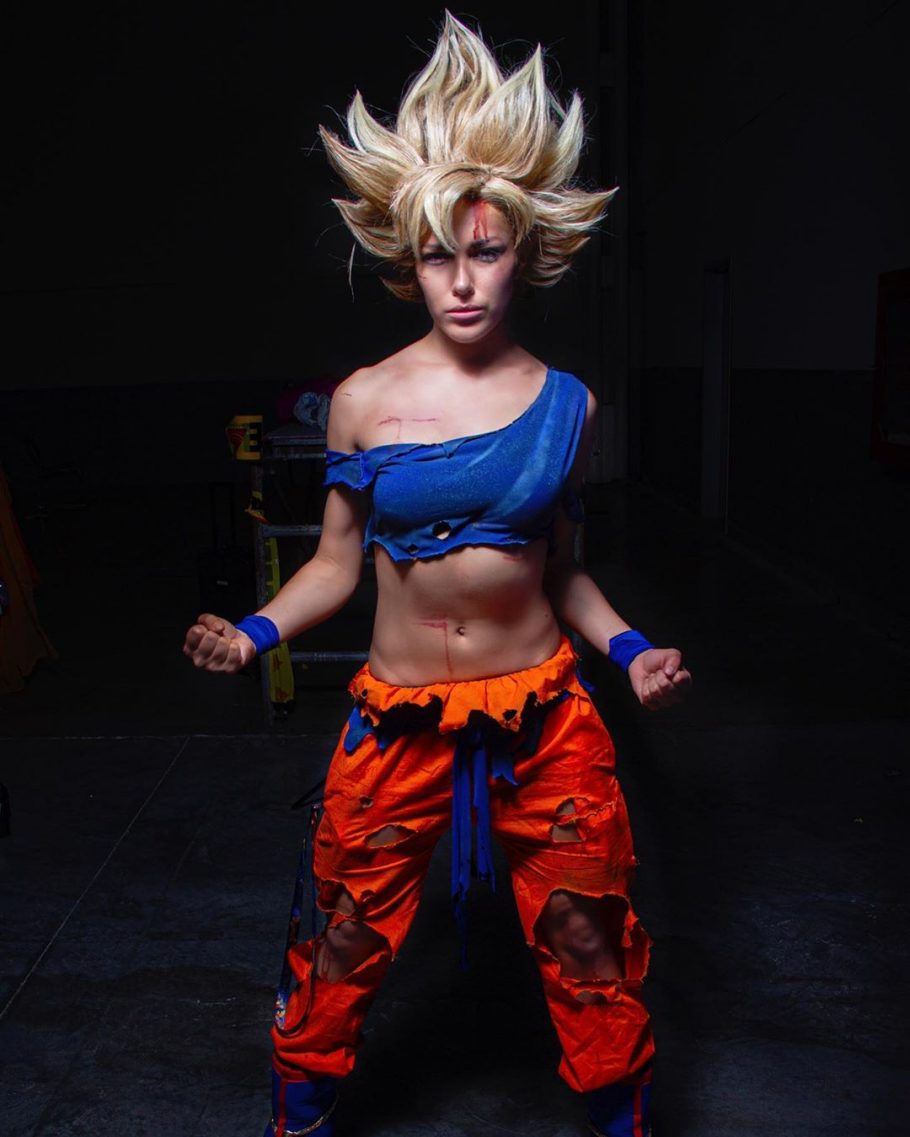 Dragon Ball: Cosplay feminino de Goku é essência do Deus Super Saiyajin