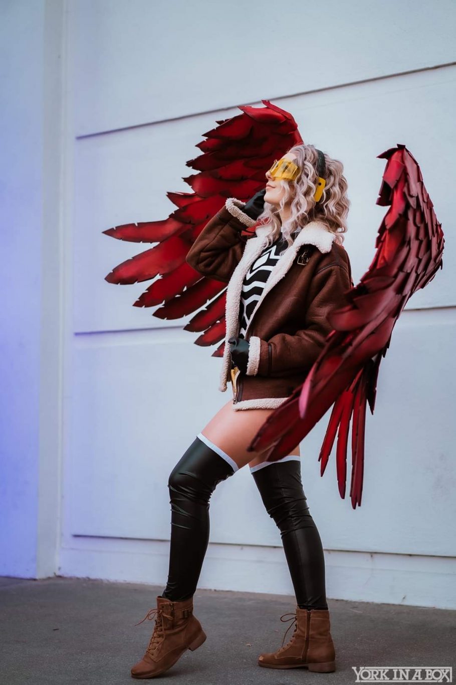 Fã de My Hero Academia fez um cosplay imaginando uma versão feminina de Hawks