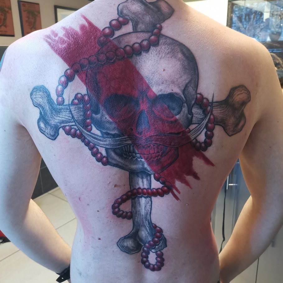 Fã de One Piece viraliza ao compartilhar uma tatuagem épica de Ace