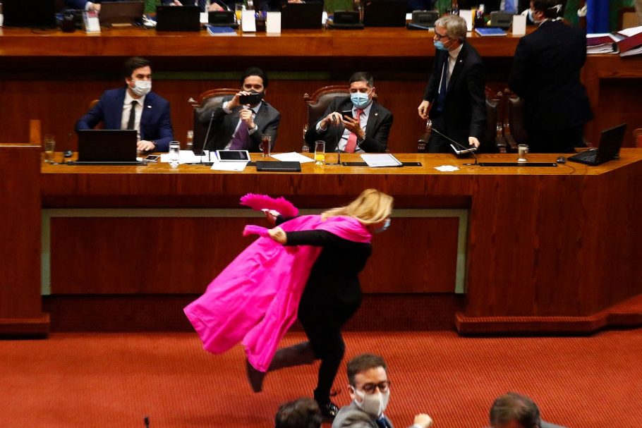 Deputa chilena viraliza após correr igual ao Naruto no Congresso