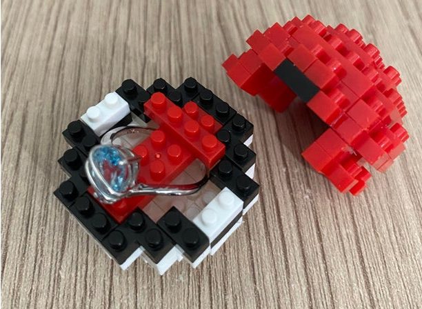 Fã pede namorada em casamento usando Pokébola em LEGO e viraliza