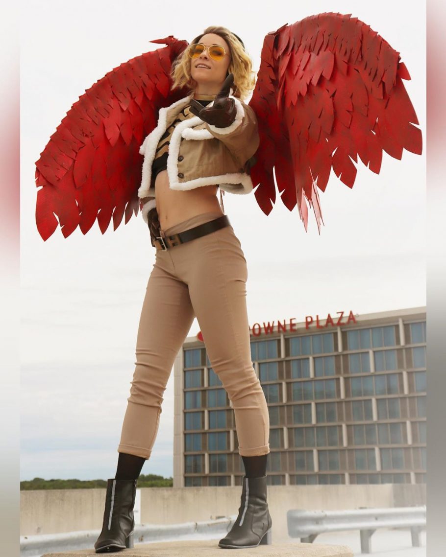 Cosplayer fã de My Hero Academia imaginou como seria uma versão feminina de Hawks