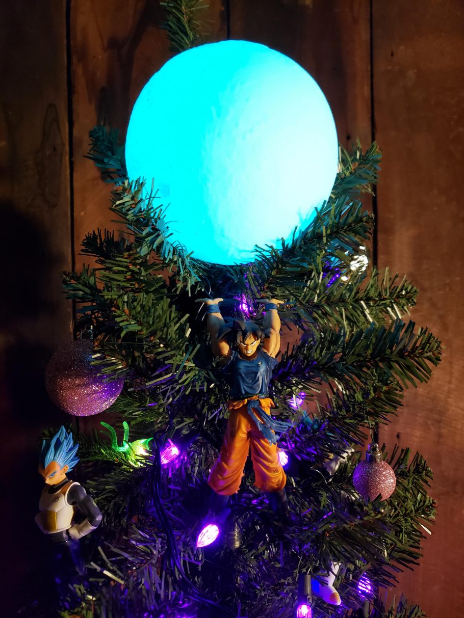 Confira Goku na árvore de Natal de Dragon Ball Super abaixo 