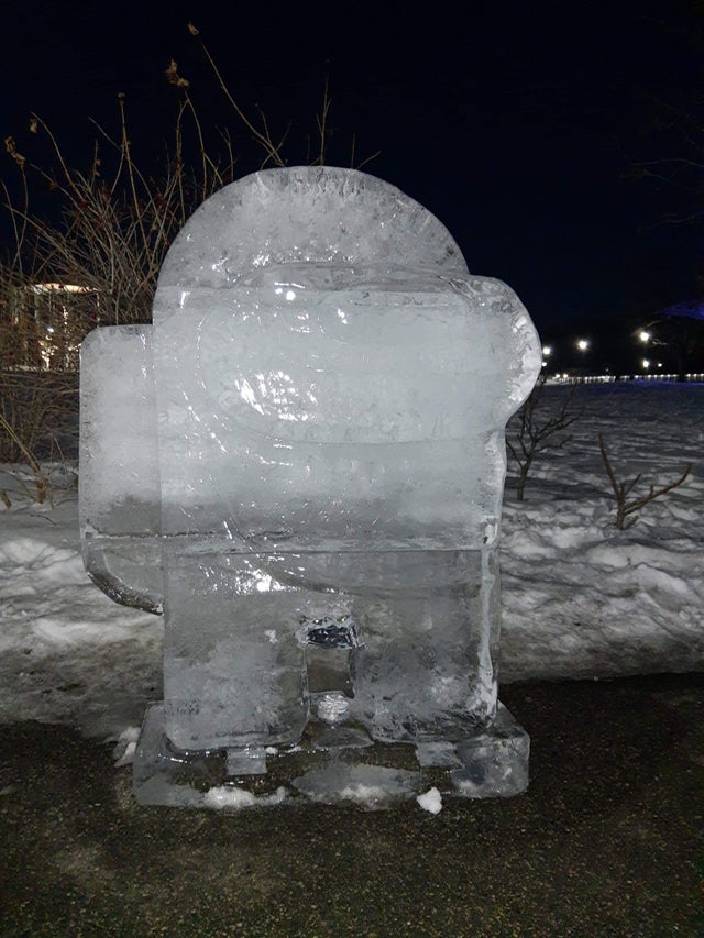 Among Us escultura gelo