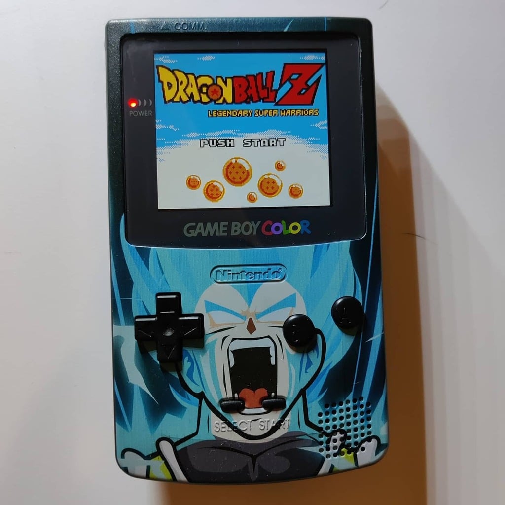 Fã de Dragon Ball personalizou o seu Game Boy Color inspirado no Super Saiyajin Blue