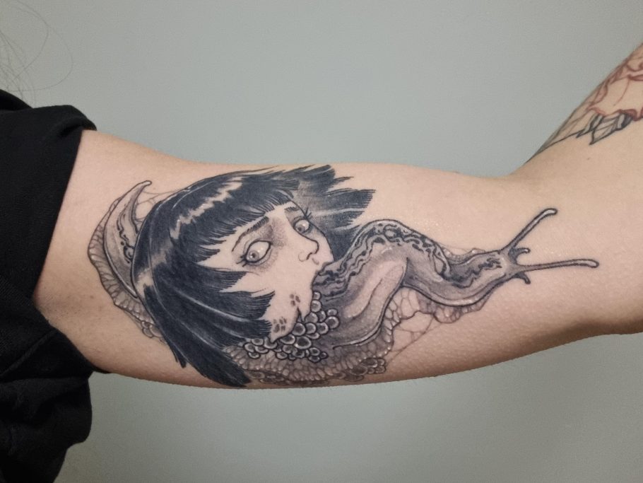Fã de Junji Ito fez uma tatuagem impressionante e assustadora da Garota Lesma