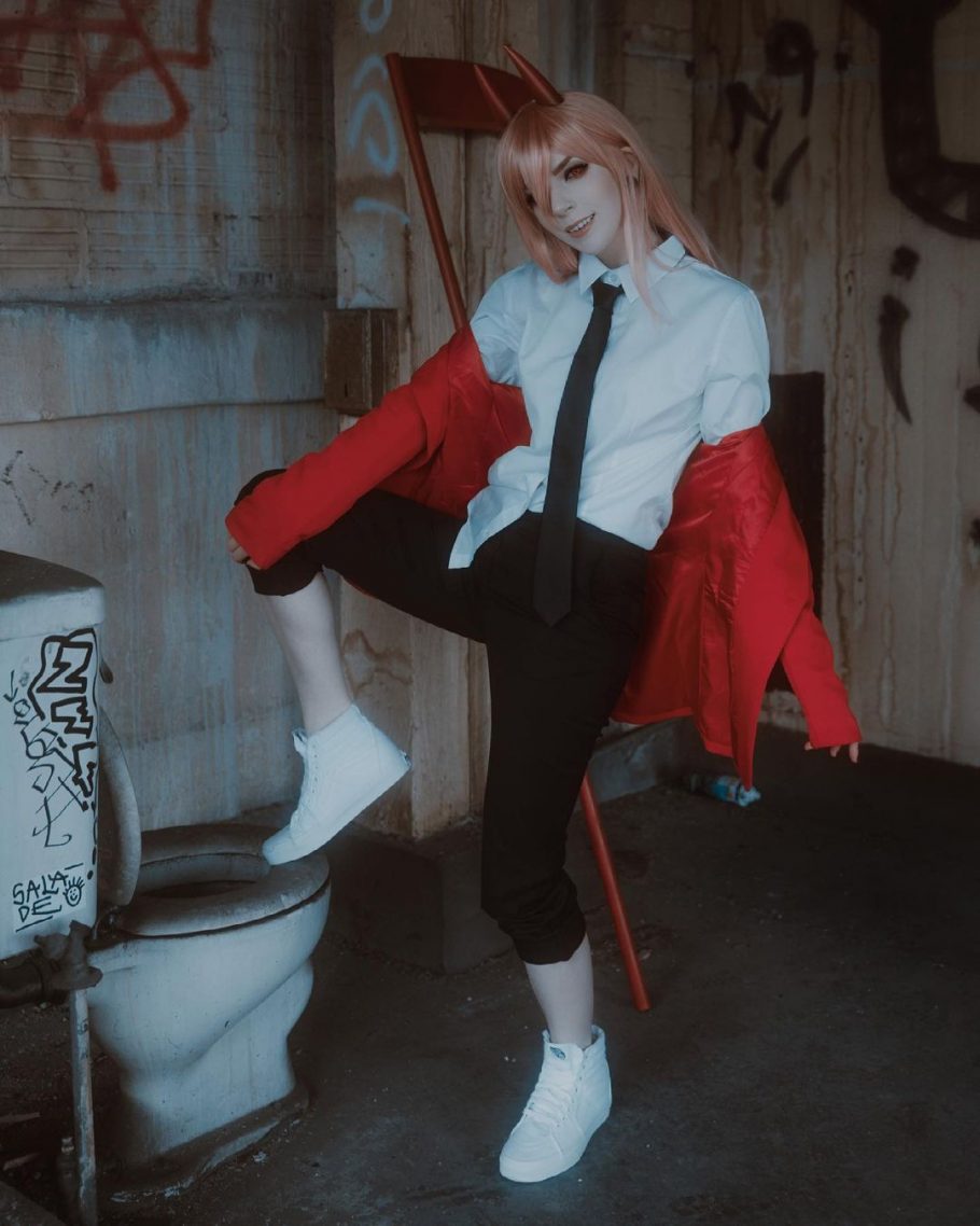 Chainsaw Man: Cosplay de Power é intensidade sanguínea