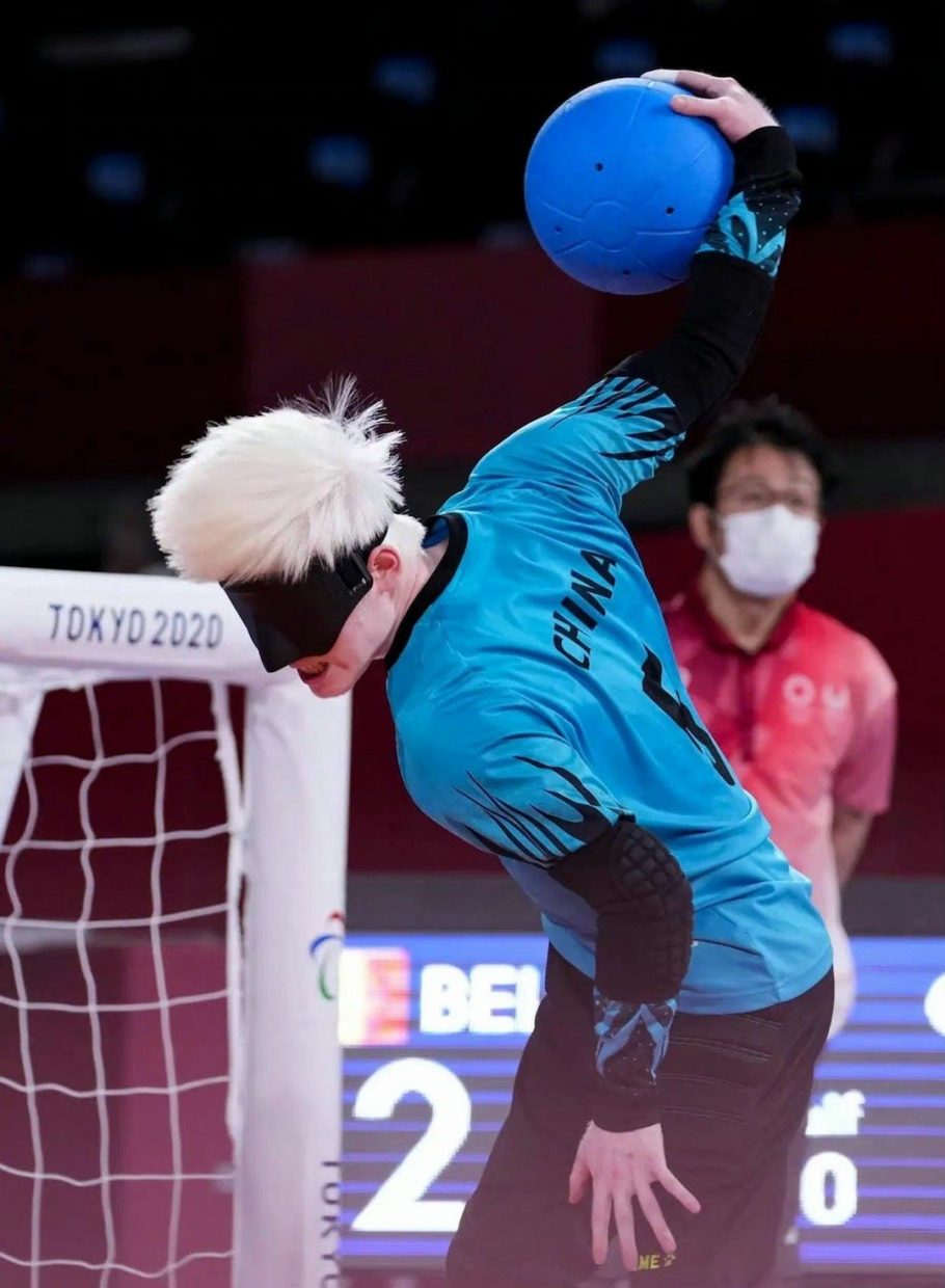 Atleta cego chinês faz sucesso nas Paralimpíadas devido a sua semelhança com o Gojo de Jujutsu Kaisen