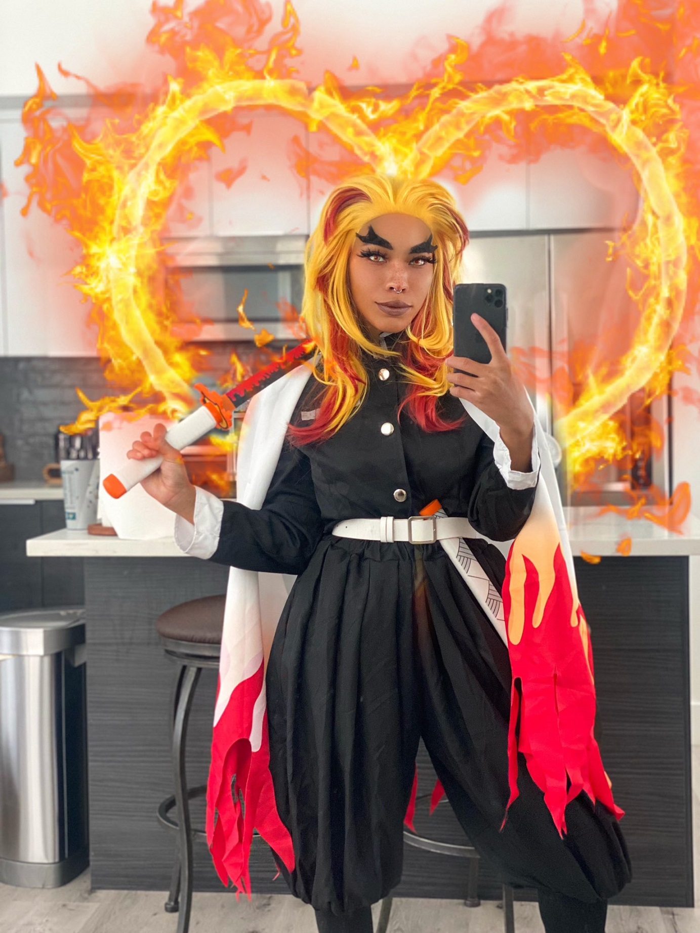 Fã de Kimetsu no Yaiba fez um cosplay flamejante de Rengoku