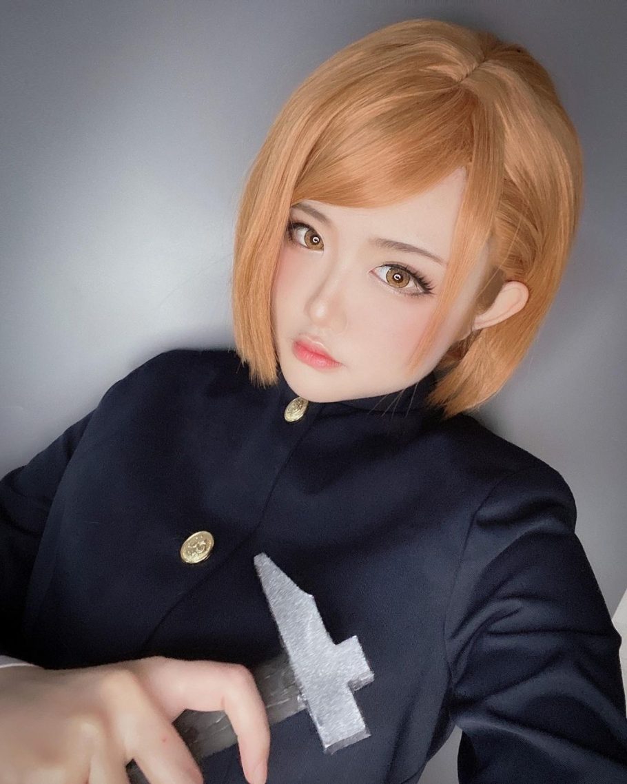 Este cosplay da Nobara Kugisaki de Jujutsu Kaisen está simplesmente perfeito