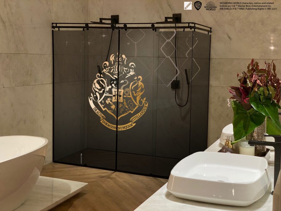 Blindex e Warner Bros lançam box de banheiro personalizado do Batman, Mulher Maravilha e Harry Potter