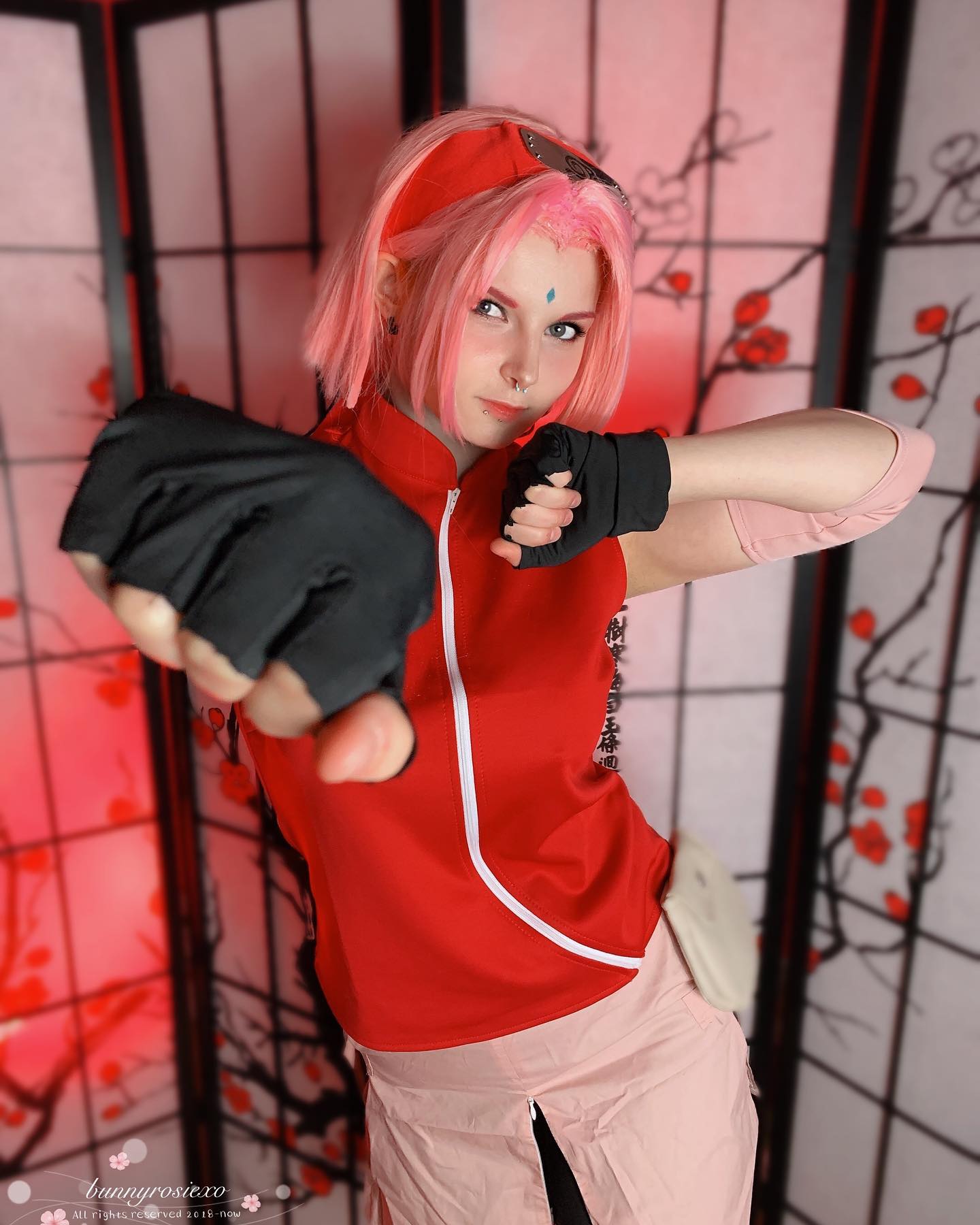 Cosplayer recriou de forma perfeita o visual de Sakura em Naruto Shippuden