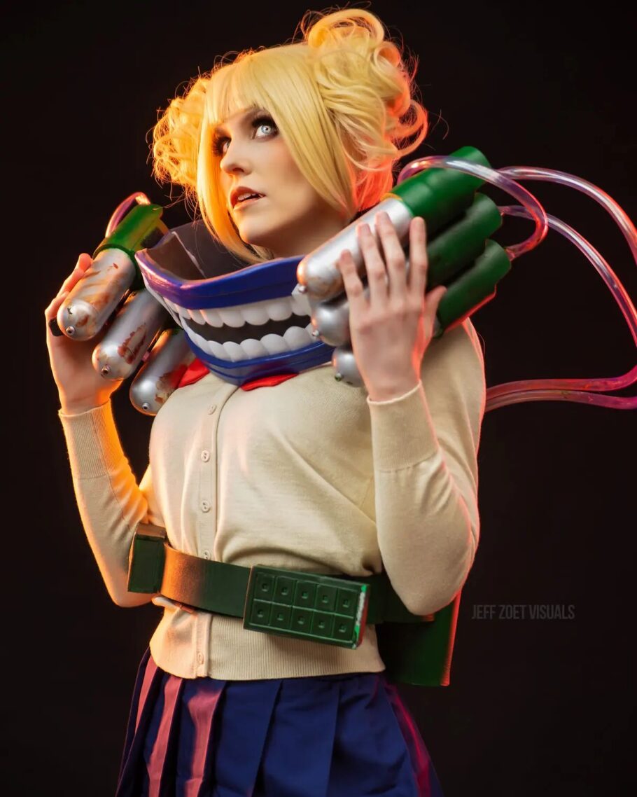 Fã fez um cosplay perfeito da Toga de My Hero Academia