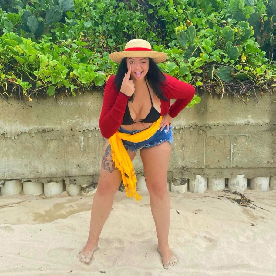 Brasileira fez um cosplay feminino perfeito do Luffy de One Piece