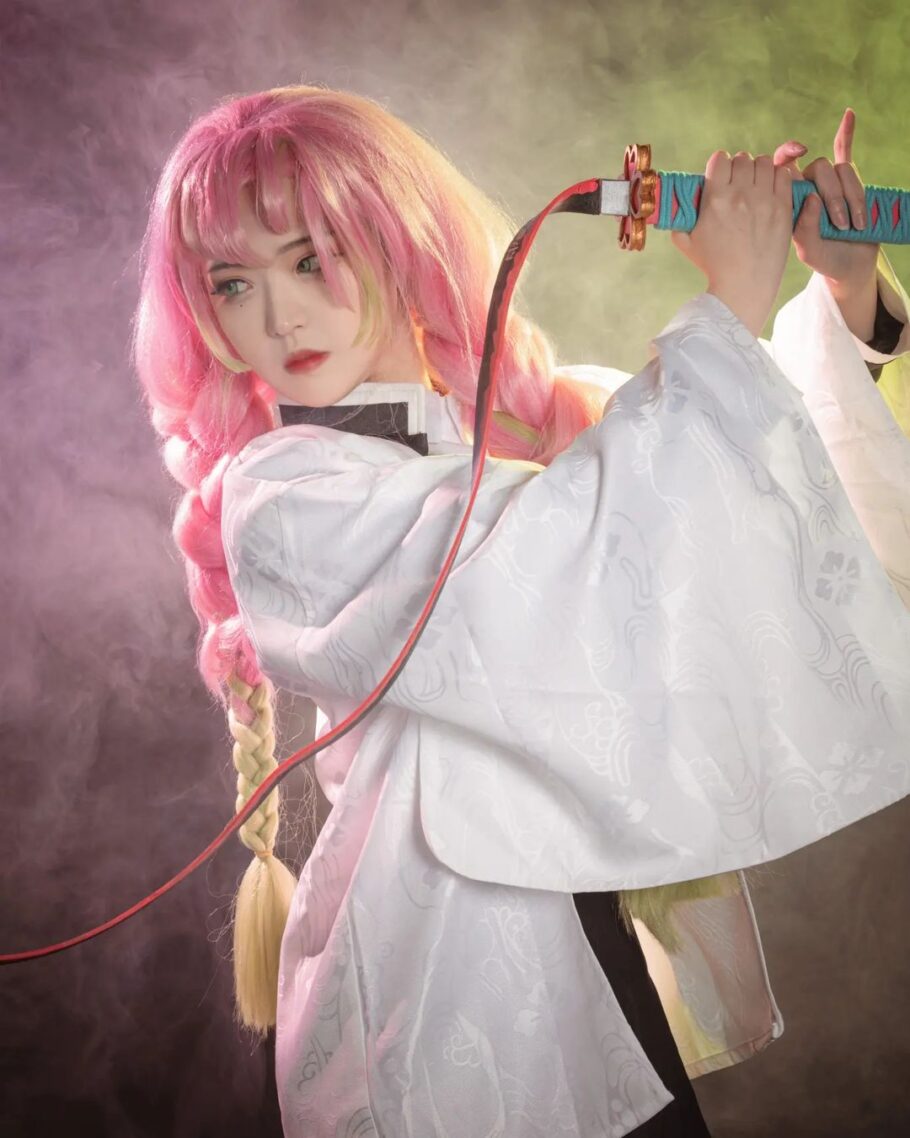 Cosplayer faenel surpreende os fãs com um lindo cosplay da Mitsuri
