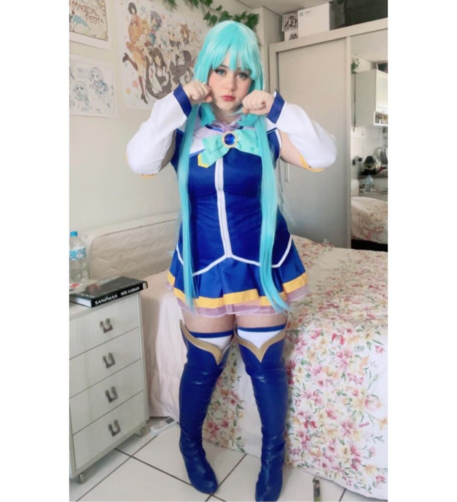 Brasileira recriou perfeitamente a Aqua de Konosuba