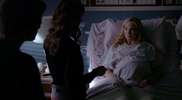 Em qual episódio Caroline fica grávida em The Vampire Diaries?