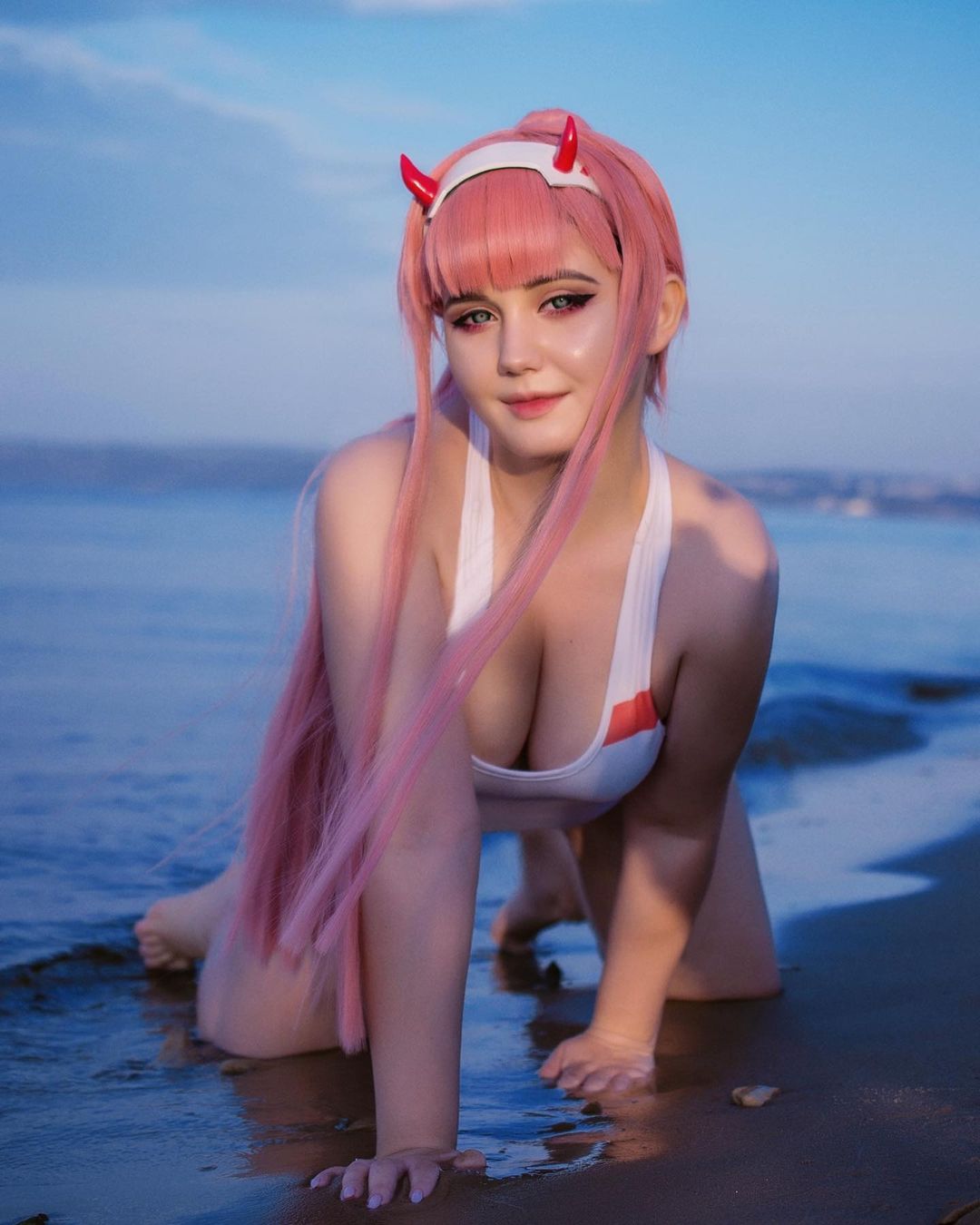 Fã De Darling In The Franxx Jyusan Fez Um Lindo Cosplay Praiano Da Zero Two Critical Hits 