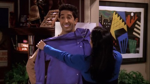 Em qual episódio Ross faz clareamento dental em Friends?