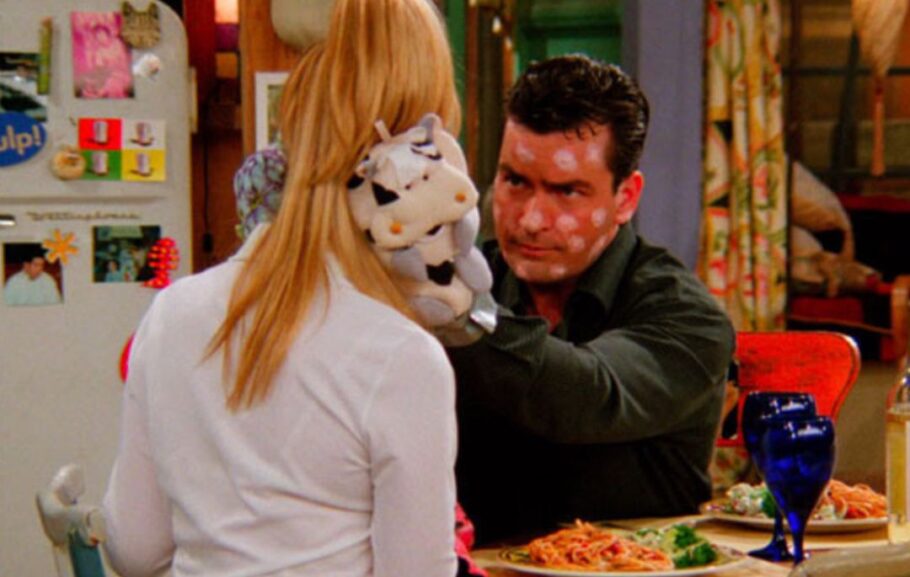 você lembra qual episódio Charlie Sheen aparece em Friends?