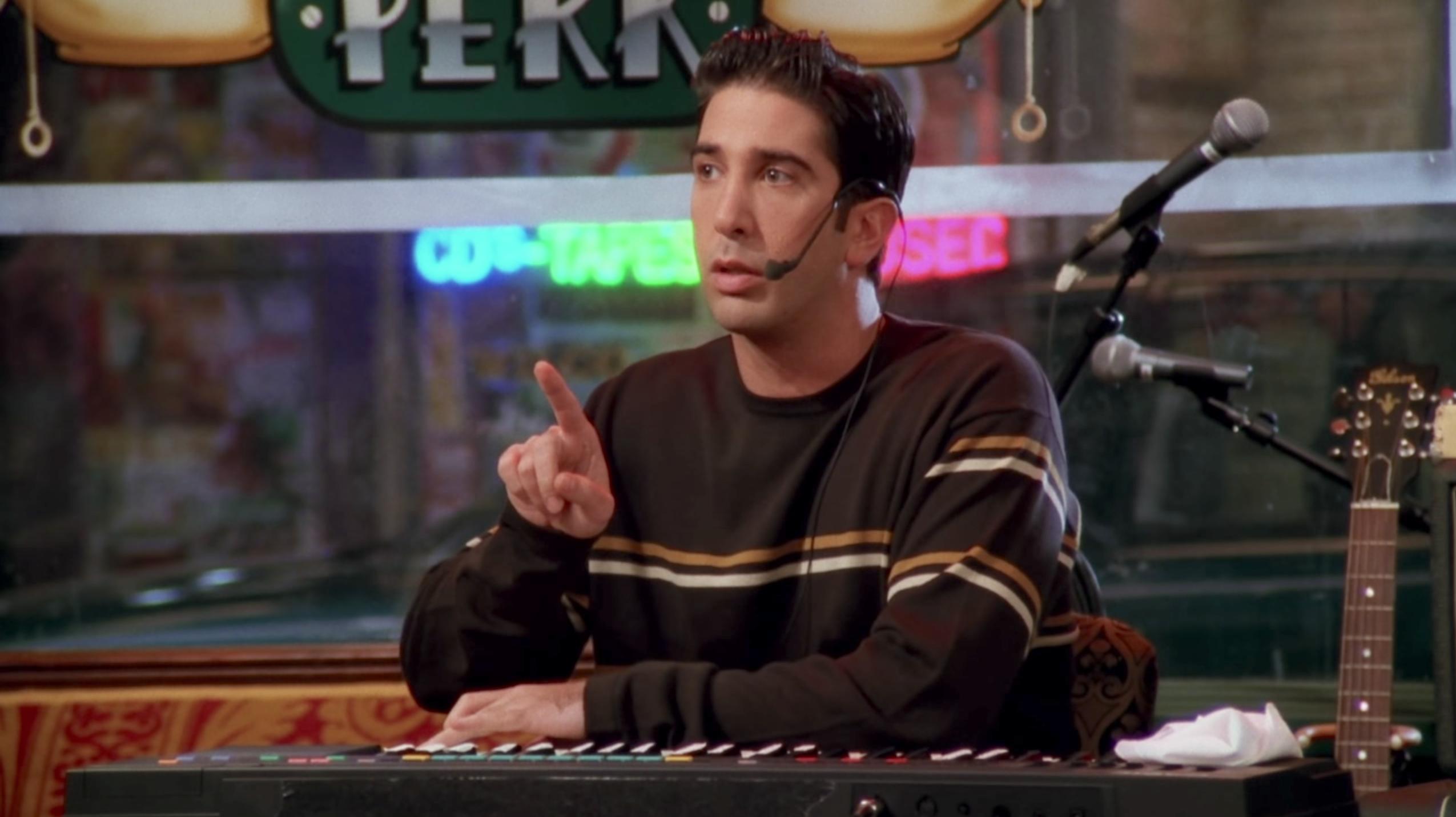 Em qual episódio Ross toca teclado em Friends?