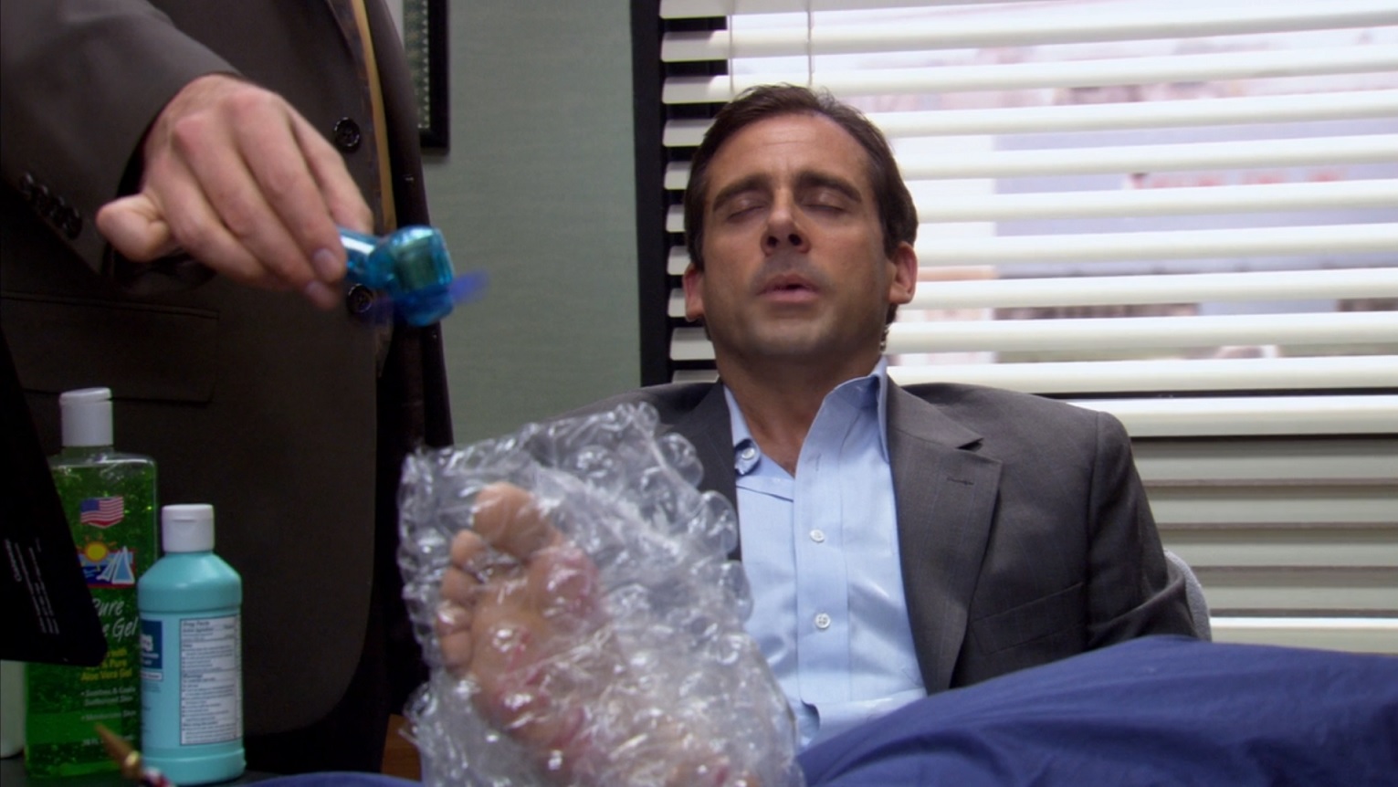 The Office - Em qual episódio Michael queima o pé em um grill?