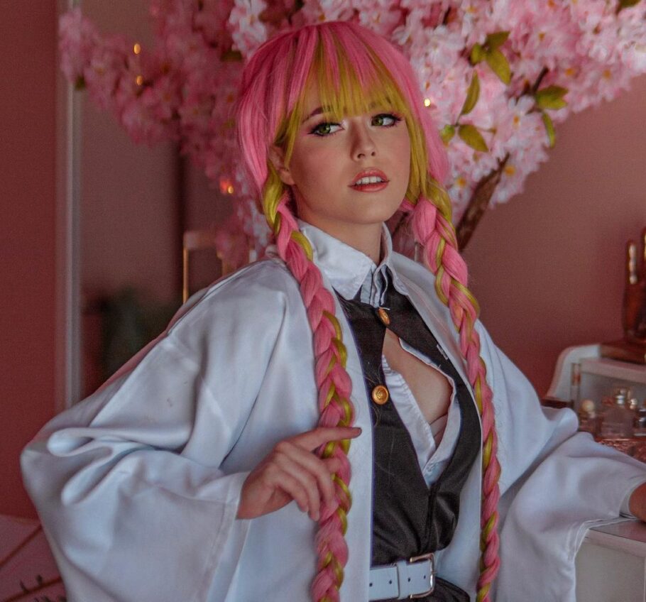 Cosplayer faenel surpreende os fãs com um lindo cosplay da Mitsuri