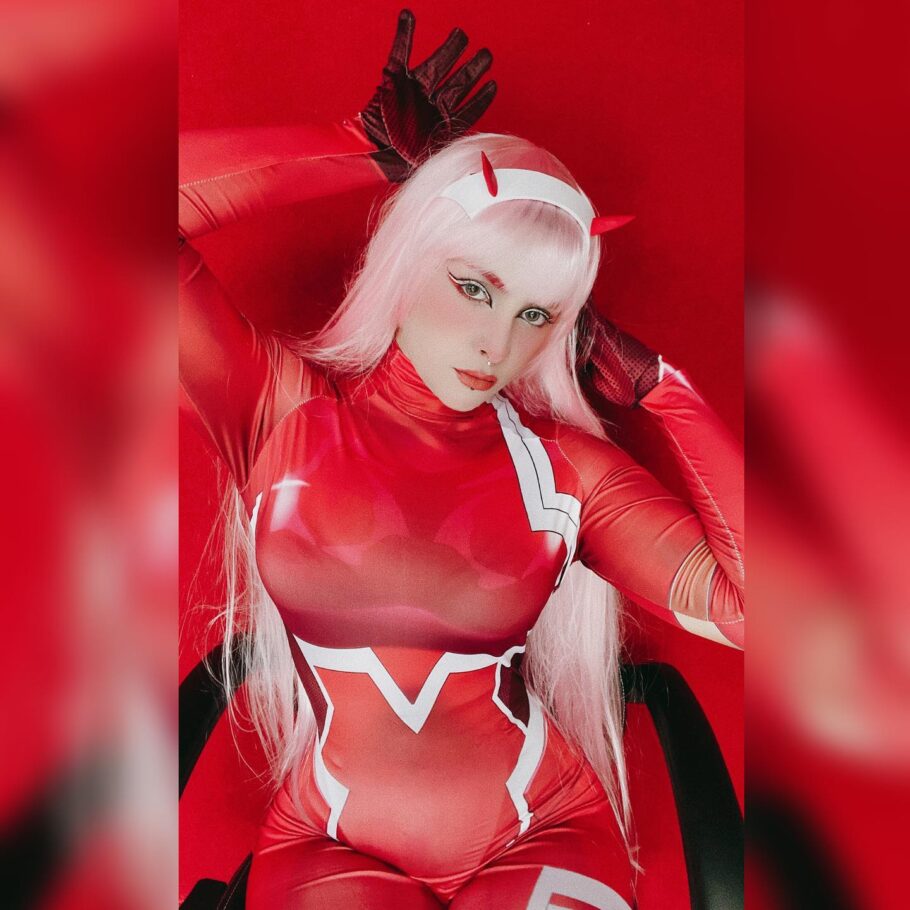 Brasileira viraliza com um cosplay incrível da Zero Two de Darling in The Franxx