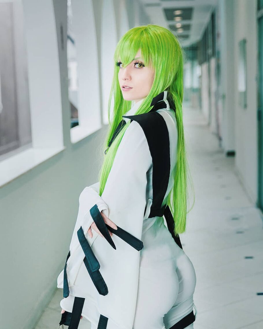 Brasileira fez um cosplay perfeito da C.C. de Code Geass