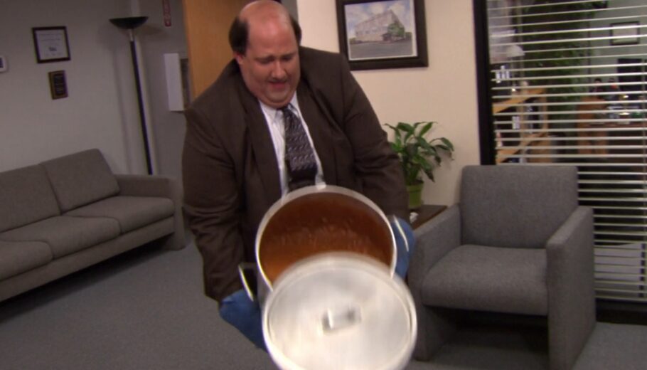 The Office Em qual episódio Kevin derruba a panela de chili? Critical Hits