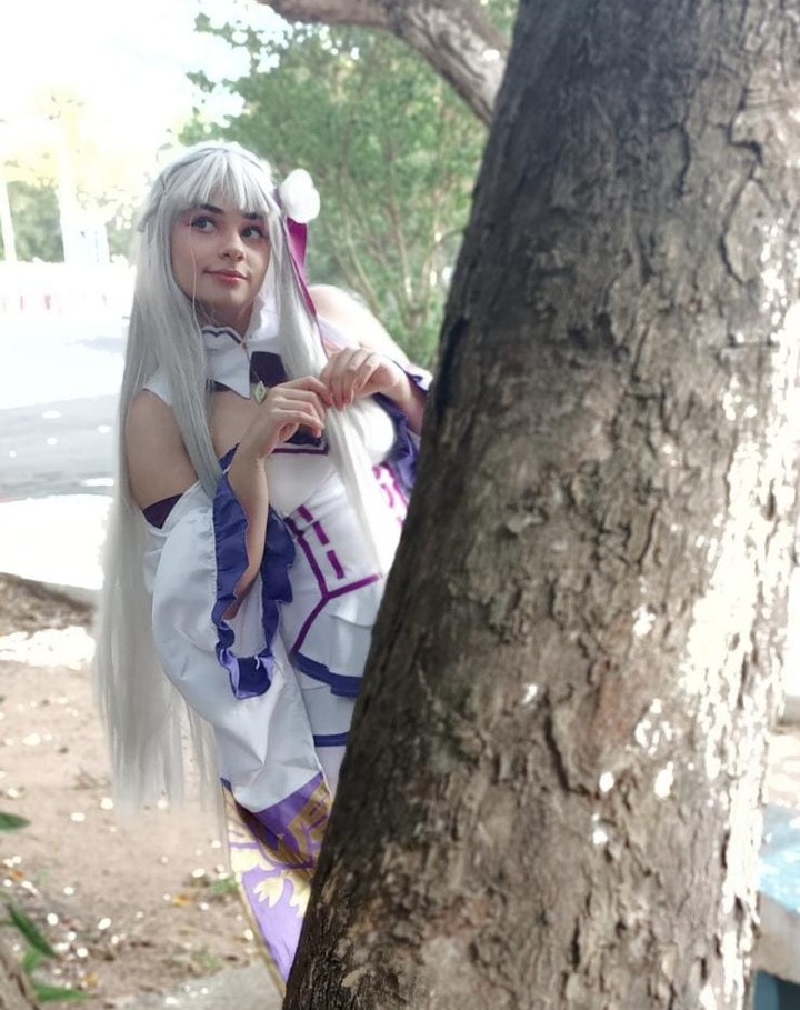 Brasileira fã de Re: Zero fez um lindo cosplay da Emilia