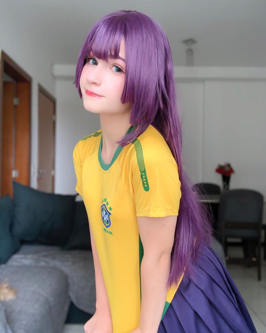 Brasileira fez um cosplay da Senjougahara de Monogatari torcendo para a seleção brasileira